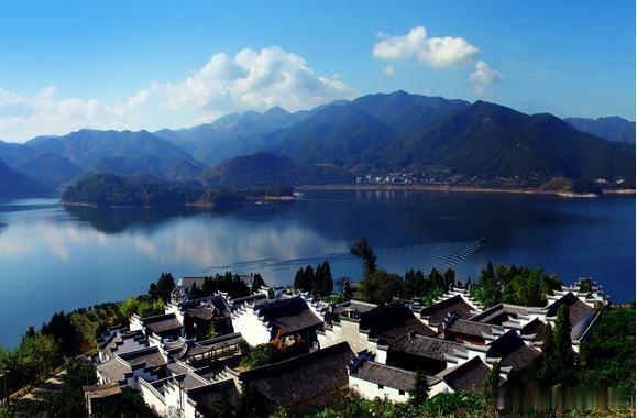 【真君殿】真君殿——明称石真人庙，位于沃洲山之阳，前临明湖。殿堂五十余楹，构筑精