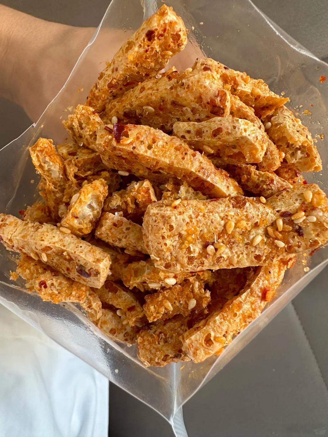 有没有吃过这个麻辣豆腐干的朋友？ 外酥里脆，特别香脆麻辣！是四川叙永县特产四川美