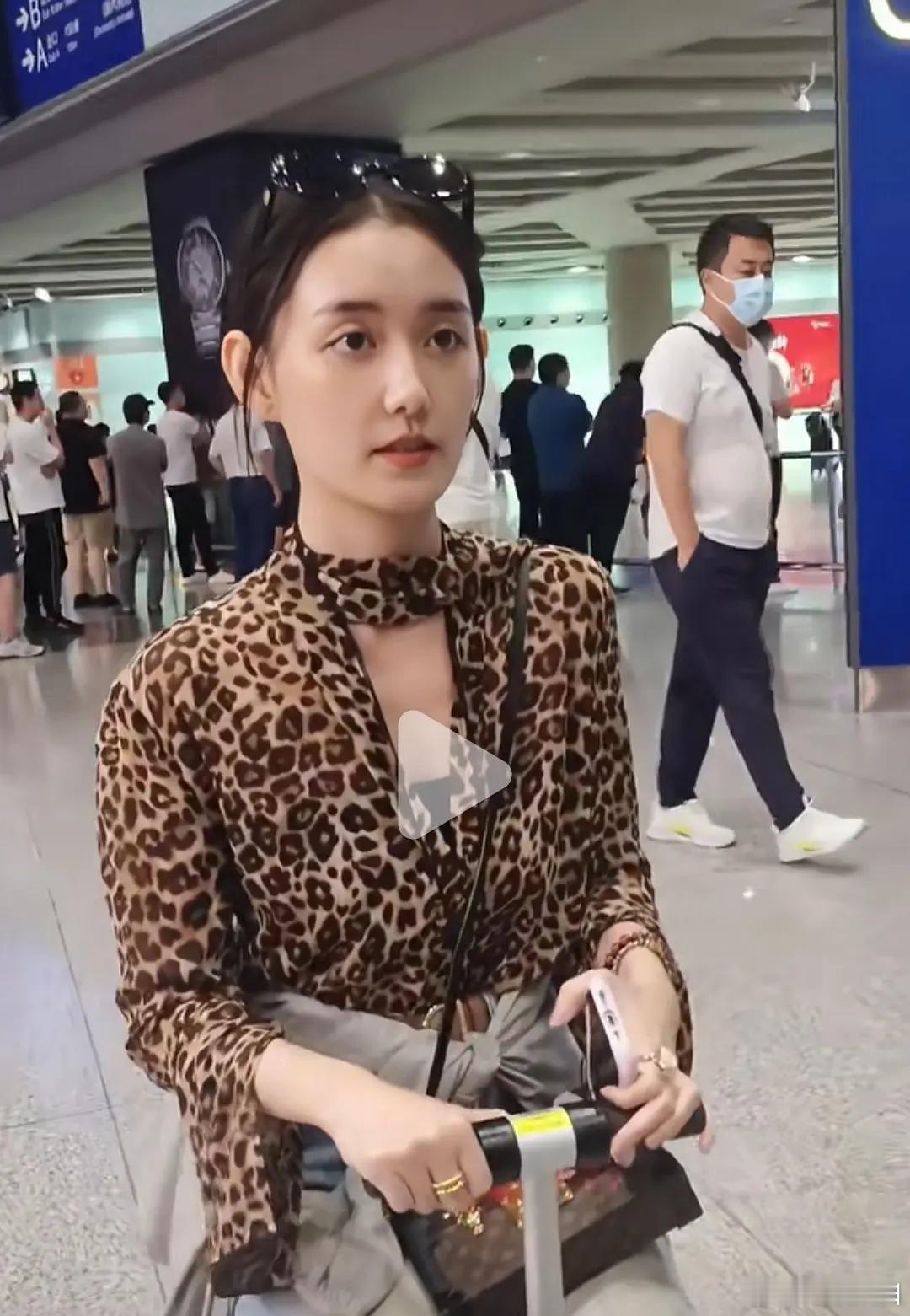 蒋依依花期真的好短呀，无论是颜值还是事业[裂开] ​​​