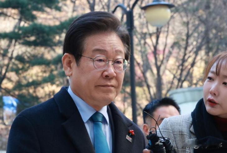 韩国政坛这回是真的有事儿发生了。谁能想到，刚刚坐稳总统宝座的李在明，竟然在自己家