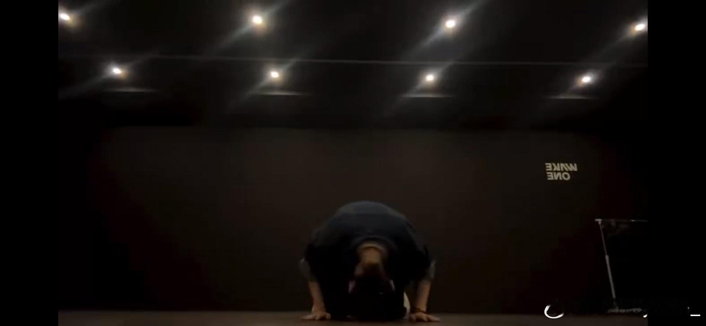 我有时候真想跪下求自己别追星了 转头发现韩维辰也跪下了 