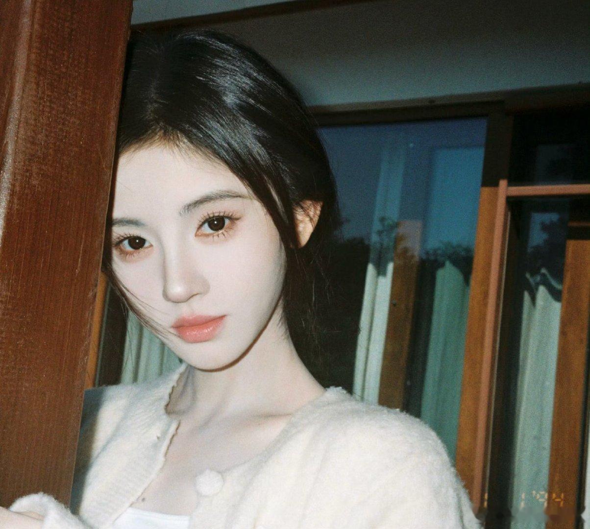 茉莉沾露的尾声是你清澈的眸.鞠婧祎