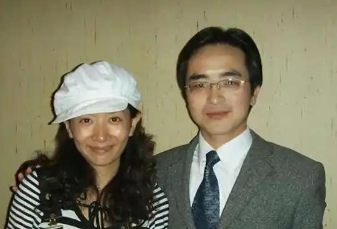 不听父母劝，王芳执意嫁给了大15岁的中科院教授，谁知竟活成了“隐形单身妈妈”。从
