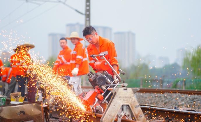 近日，南铁九江桥工段利用“天窗”时间，完成武九铁路2500米长轨更换及应力放散施