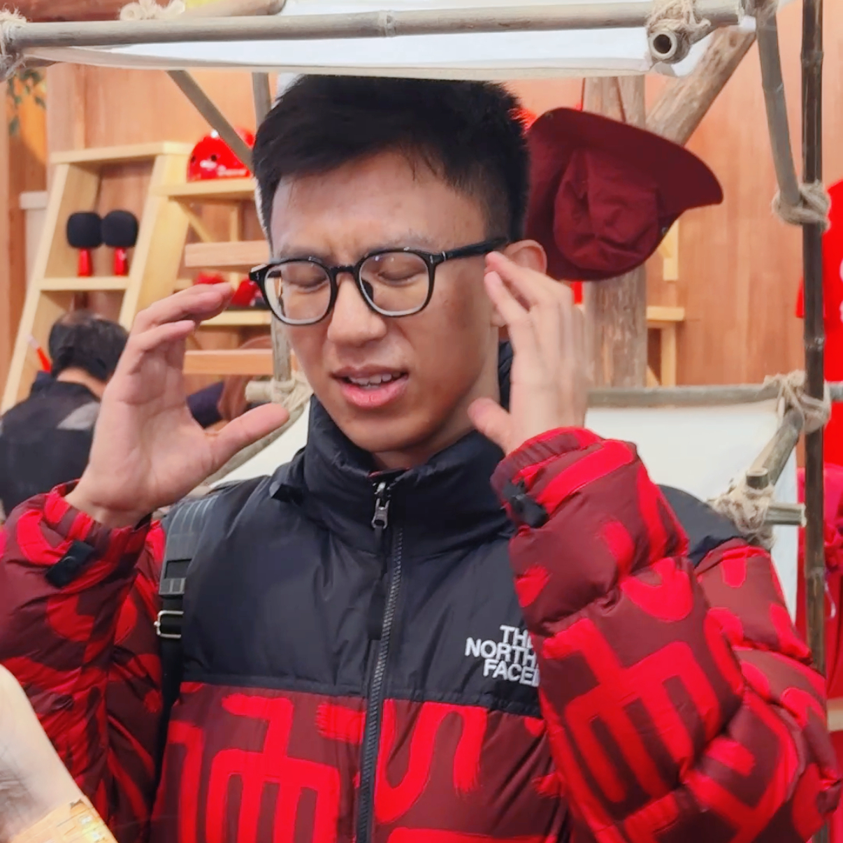 第一次见付航这么命苦的饭撒 付航的饭撒画风也太独特了！那比心硬得像块板，小狗耳朵