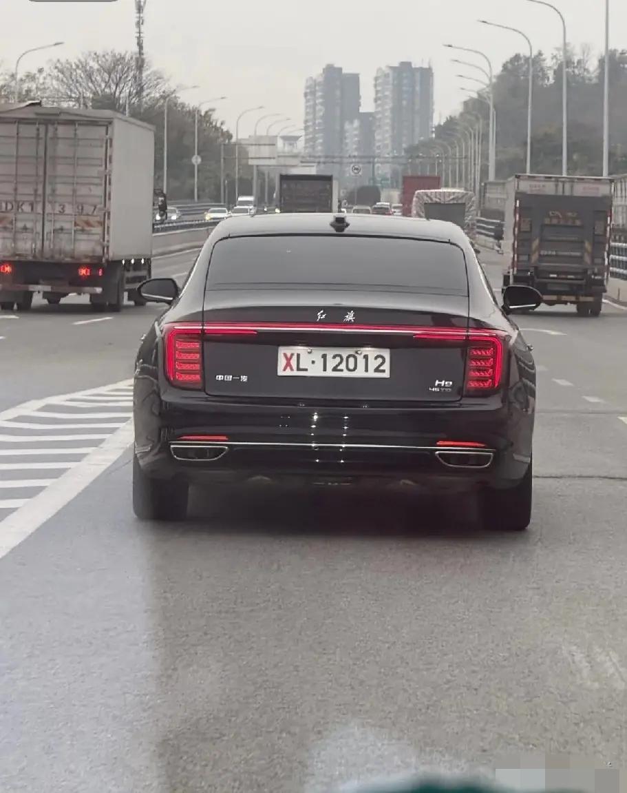 老师傅们帮看看，本人看到这辆车属实是懵圈了！头一次见这种白色的车牌，这个XL是代