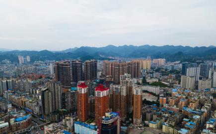 今天咱们来聊一所被很多人忽略的医科大学——遵义医科大学。
为什么说它被忽略？因为