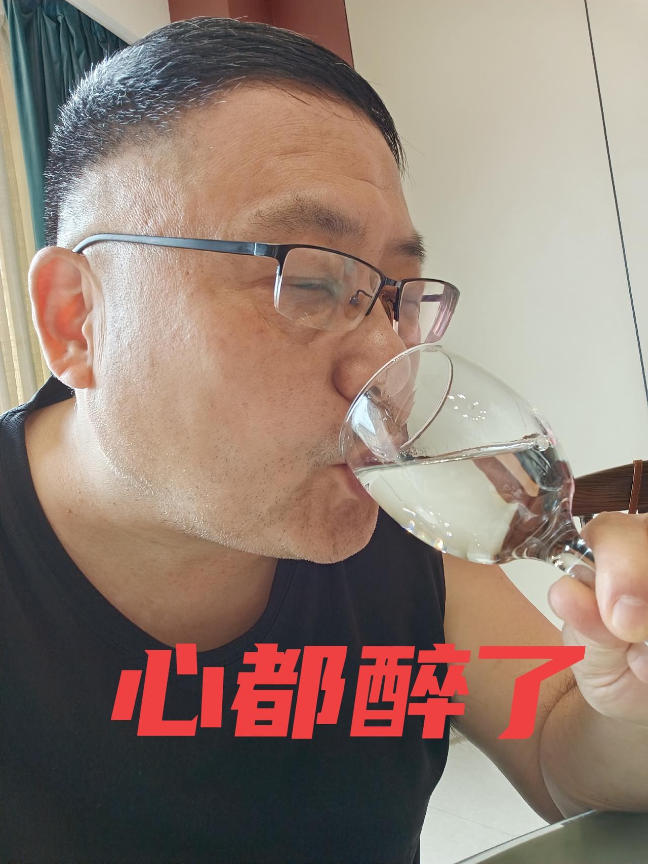 醉了醉了，心都醉了！

一进“民厨世家”302包房，满满的一桌菜映入我眼帘。
