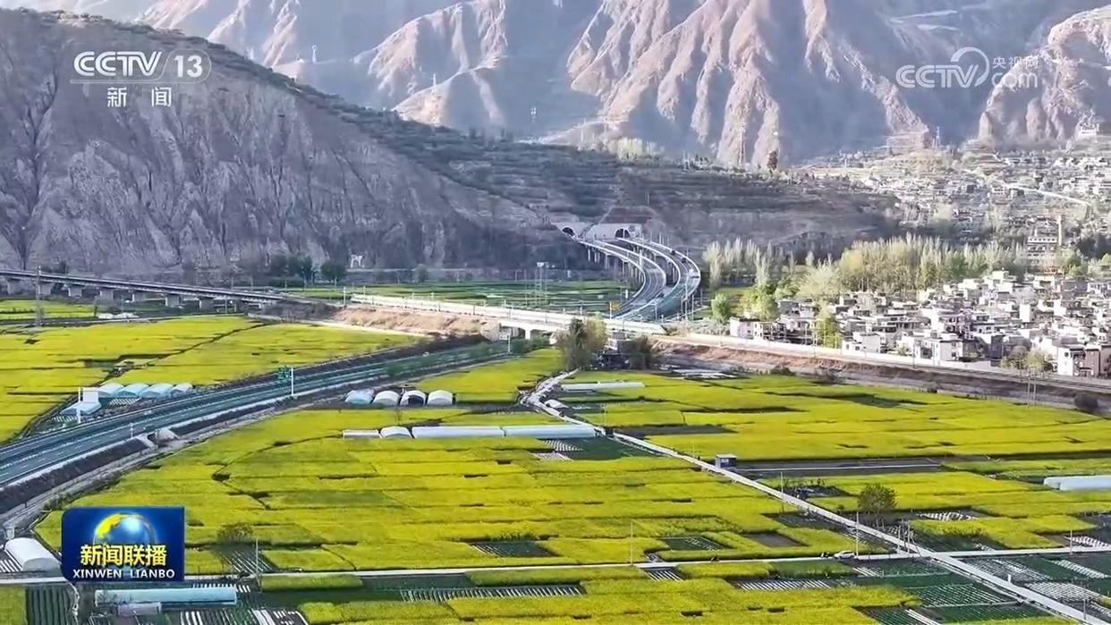 央视网消息：4月4日是清明假期第一天，出行客流形成高峰。交通运输部预计，4月4日