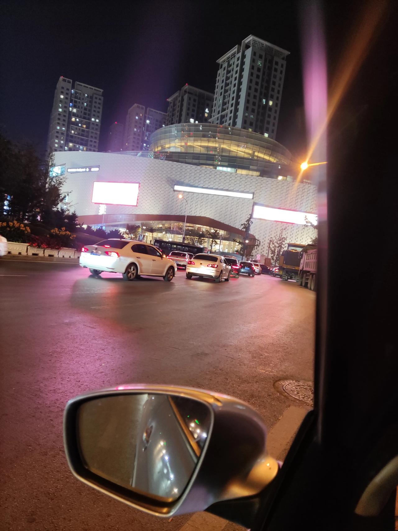 刚刚开车等红绿灯，并排的一辆车里在吵架，因为红灯很长时间，旁边开车是个女司机男的