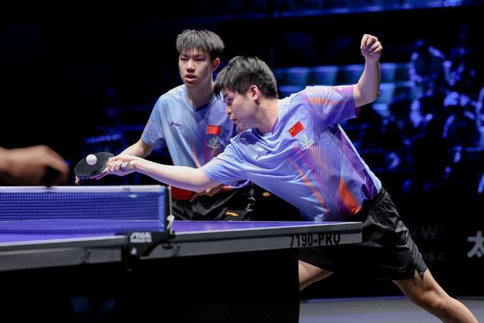 休战一个多月的"小石头"林诗栋，终于带着肩伤痊愈的好消息，在WTT太原站男双赛场