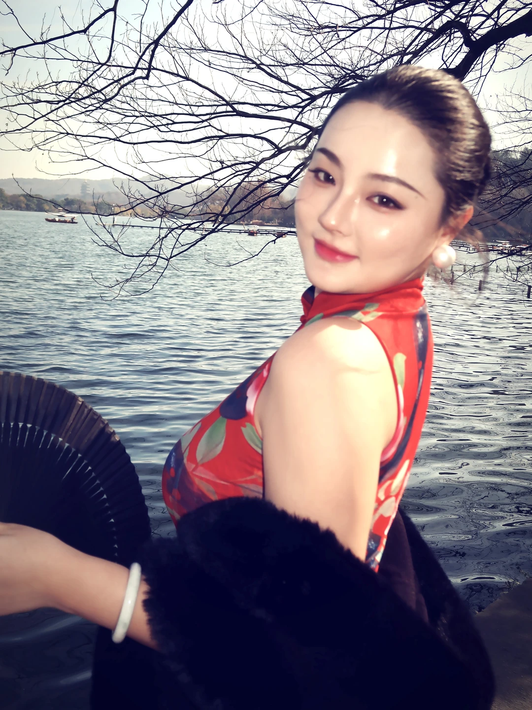 红鲤寻春化伊人，穿一身艳色旗袍