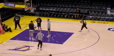 詹姆斯今天赛前进行了训练，但是由于左手肘挫伤和左脚关节炎的伤势，还是赛前决定缺席