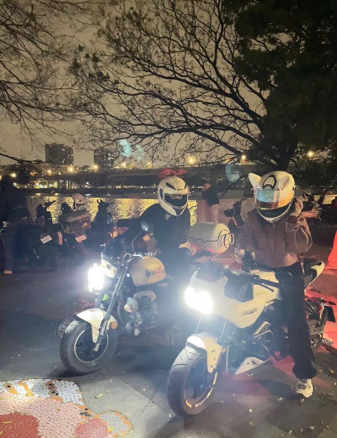 出来炸街呀机车 女骑 机车摩托车