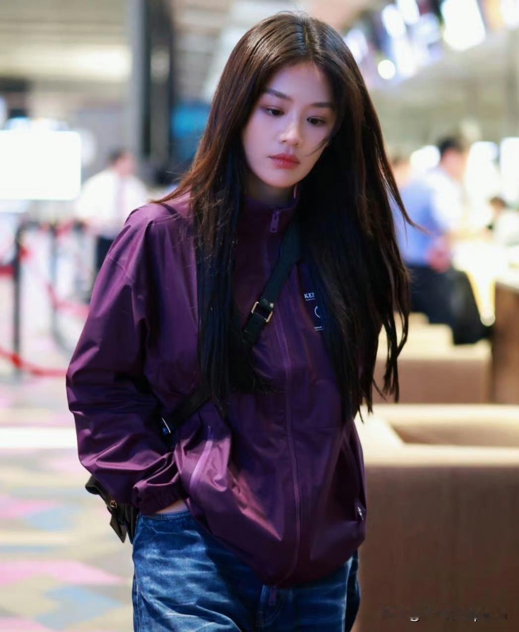 马思纯姐姐这次南京路透状态真是绝了！
紫色外套配复古蓝牛仔裤，一身休闲搭配愣是穿