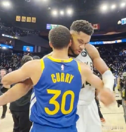 赢得对手的肯定！字母哥谈库里：

“他最后的三分杀死了比赛。”

“库里还是那个