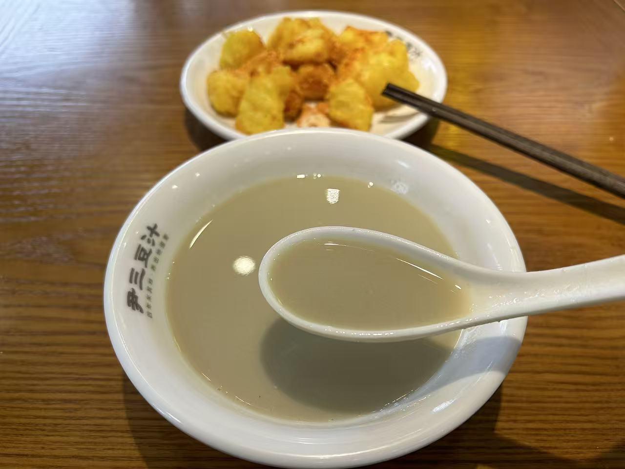 我突发奇想，如果把北京的豆汁儿加糖，或者加辣椒油，或者加麻酱，会不会变成一种非常