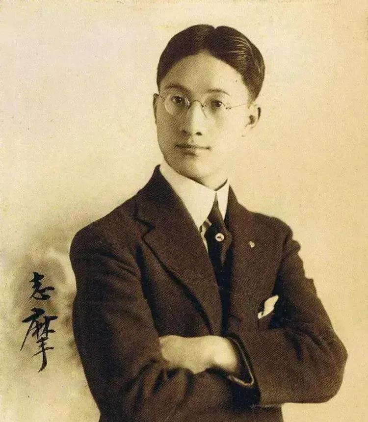 1931年的北平冬夜，风跟刀子似的刮过米粮库胡同，徐志摩缩着脖子推开门，看见胡适