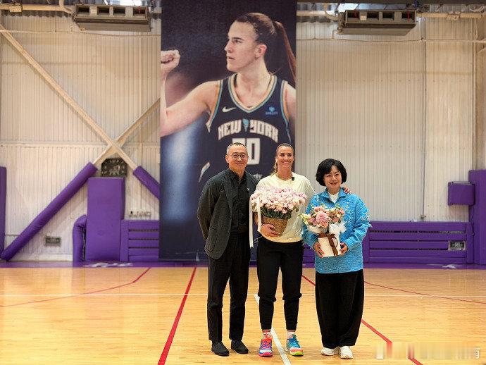 鞠萍姐姐采访萨布丽娜 梦幻联动！！！萨布丽娜中国行，鞠萍姐姐进行采访！谁的童年记