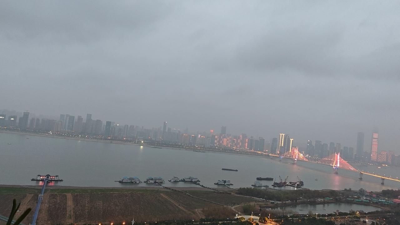 今天忙活了一天，中午吃饭的碗现在还没洗。
快中午录完自己的视频，又接了一个任务，