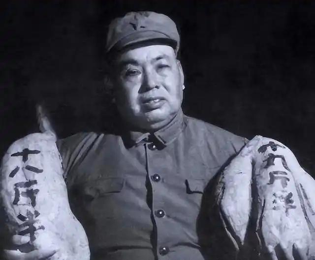 1937年，许世友在延安被关了起来，饥饿难耐时，有一名排长冒死给他送了一只烧鸡吃