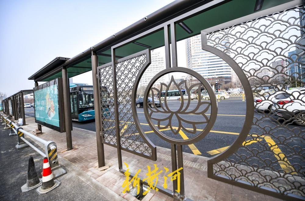 1月30日，位于经十路与经七路交叉口东南侧的公交站亭完成了整体升级改造，以全新的