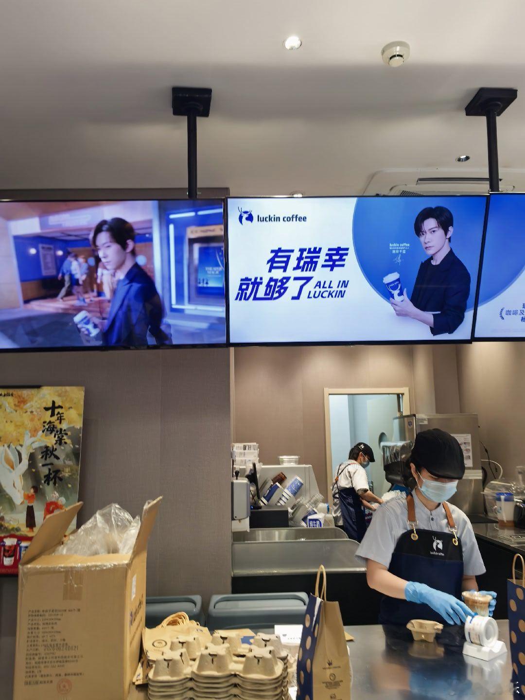 章先生要喝咖啡，掏手机点外卖的时候，我说这点东西还让人送，浪费。等我走出来买的时