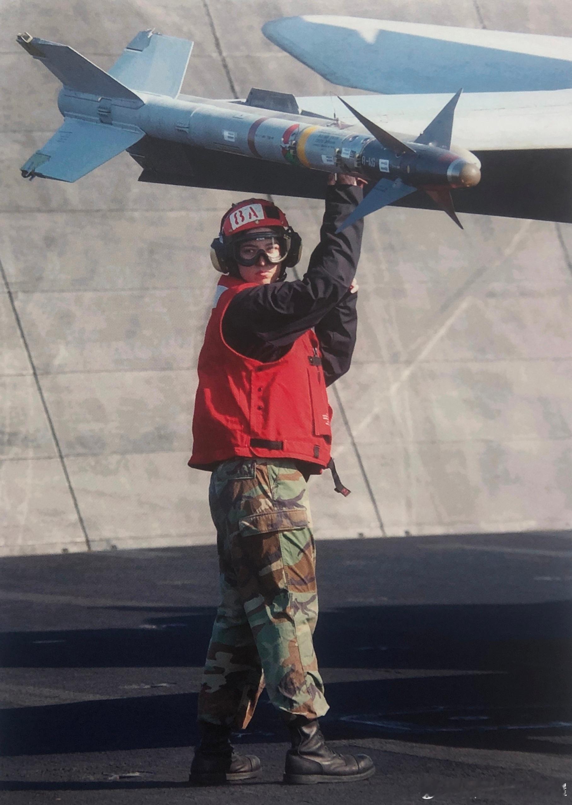 F-18战斗机挂装AIM-9M空空导弹军事历史全触达