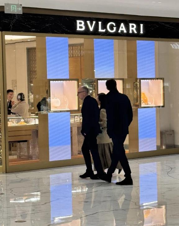 三公子来了
偶遇LVMH三公子在SKP巡店，听说明天也在。三公子 LVMH LV