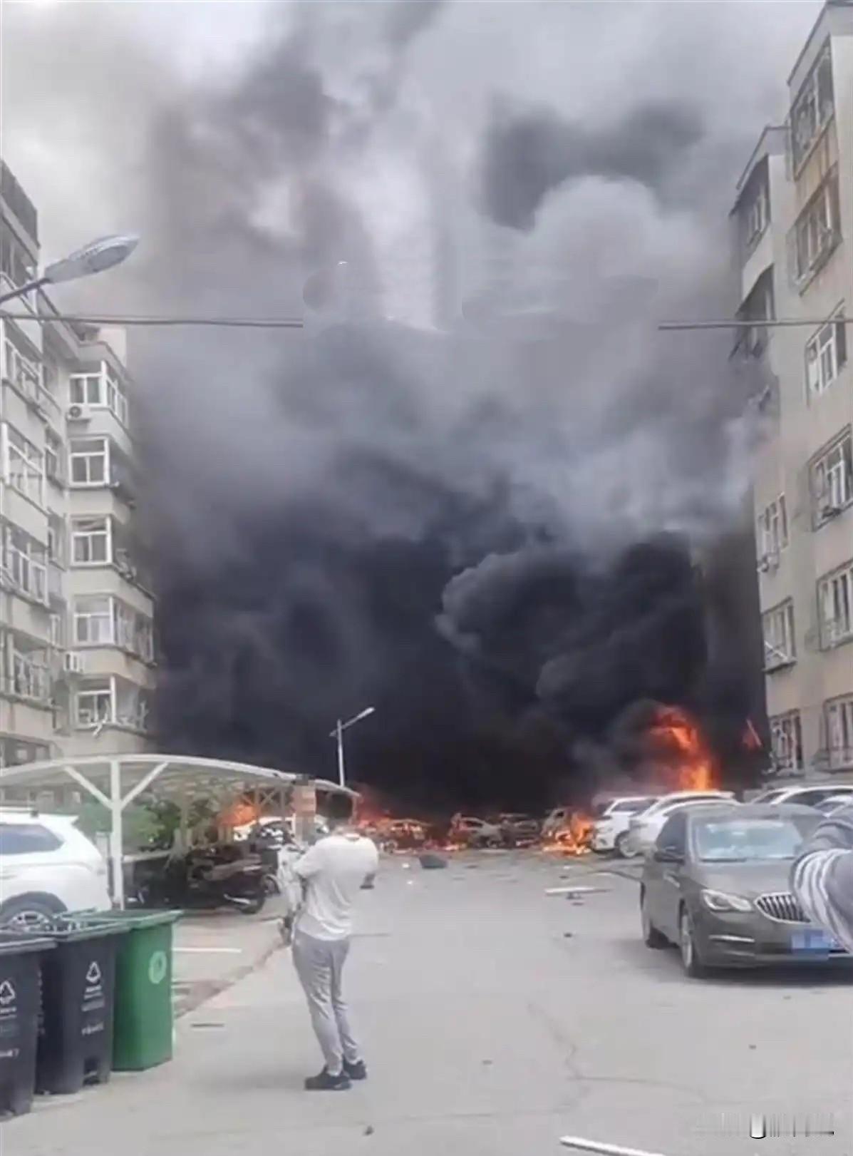 太原爆炸！
希望人员没事！

今天下午，太原市光明路丰景家园小区！