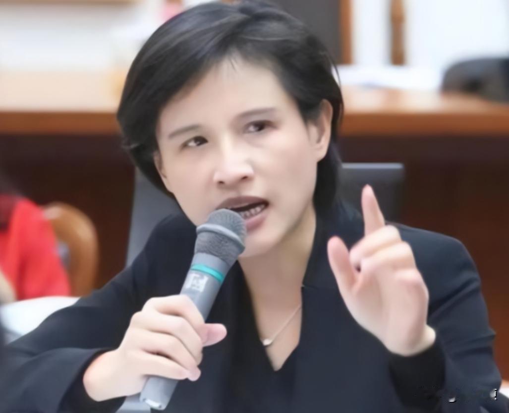 [微笑]2019年，台湾一文化部部长在台上激情演讲的时候，突然冲上去了一名女艺人