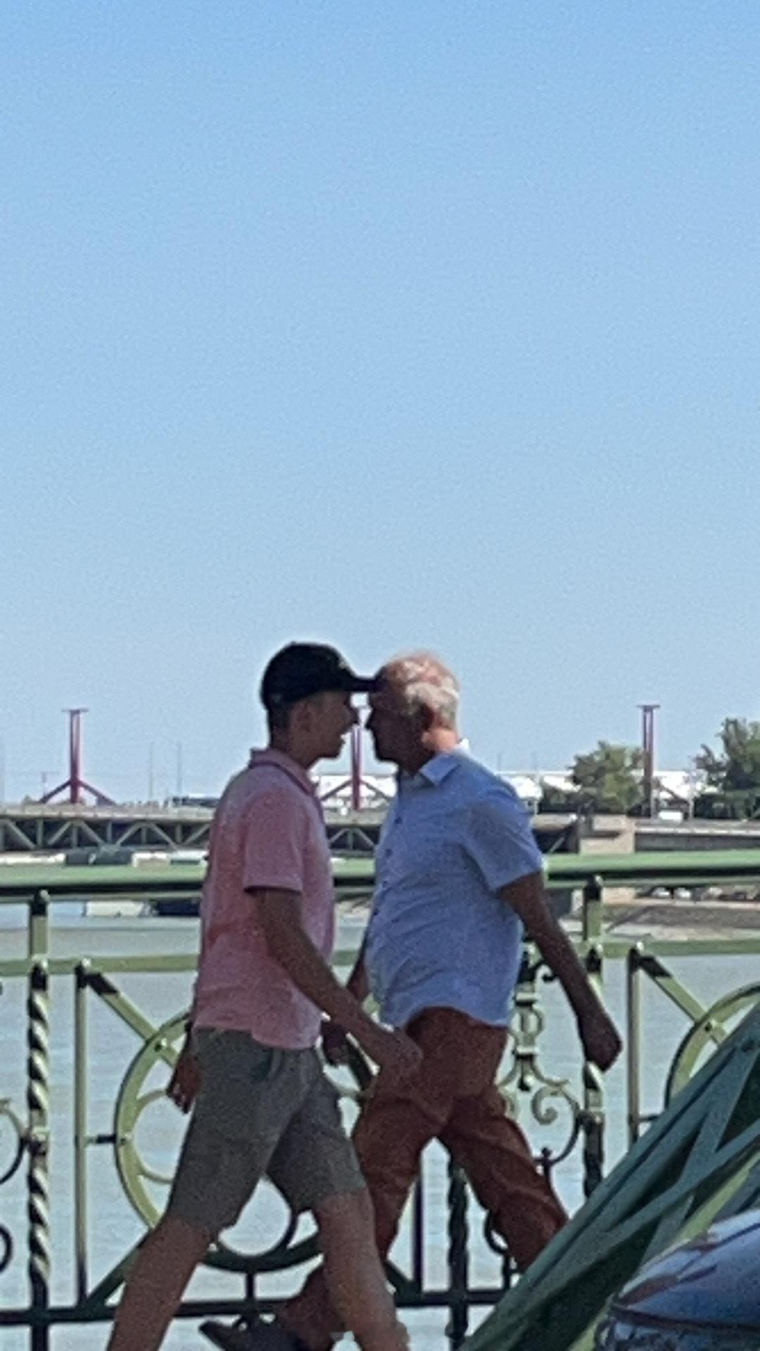 意外，意外。大家看出来我原本想拍什么了吗？结果两个人误入。带了两张欧洲电话卡出发