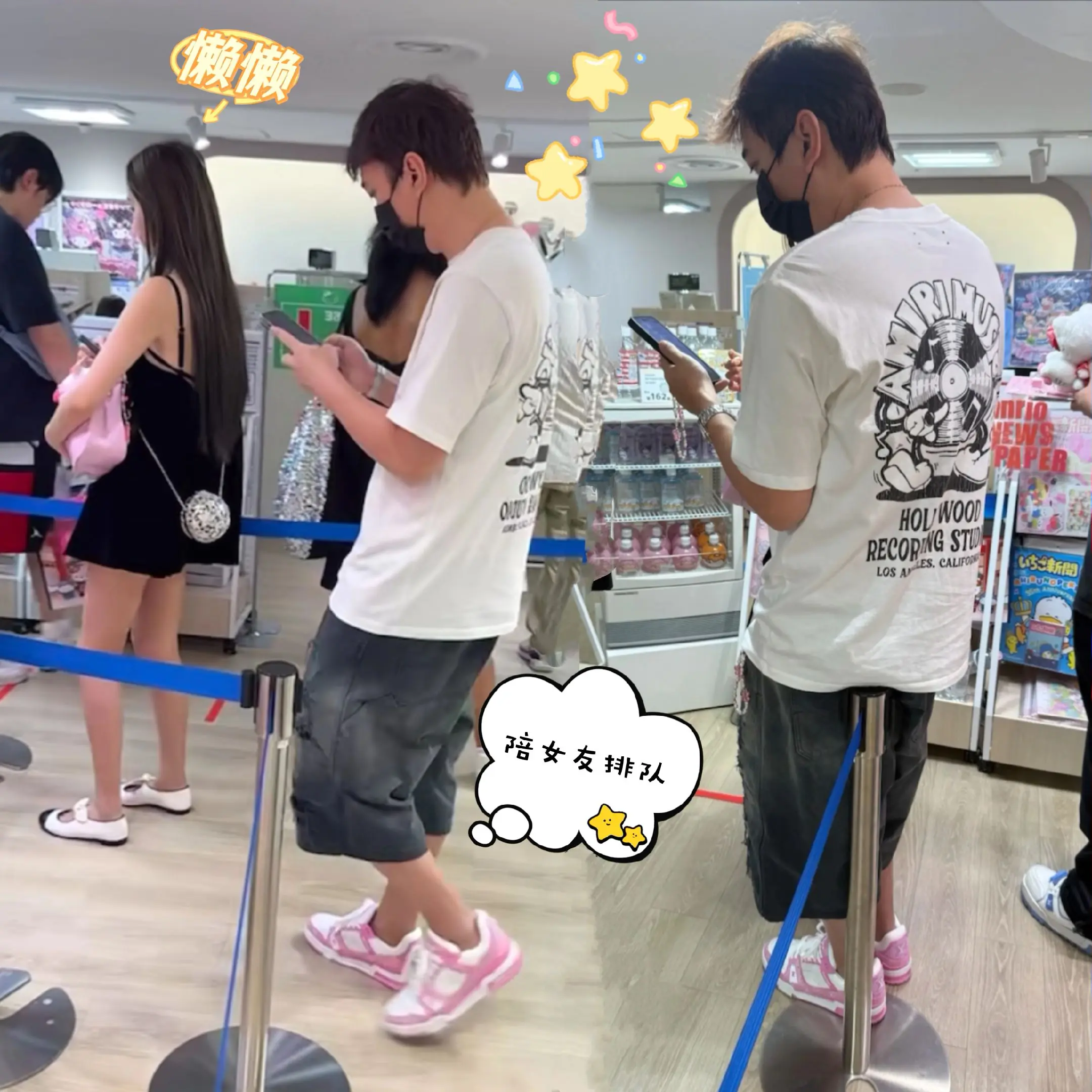 王思聪陪懒懒排队买玩偶。懒懒喜欢Kitty猫，王校长就陪她买，实力宠女...