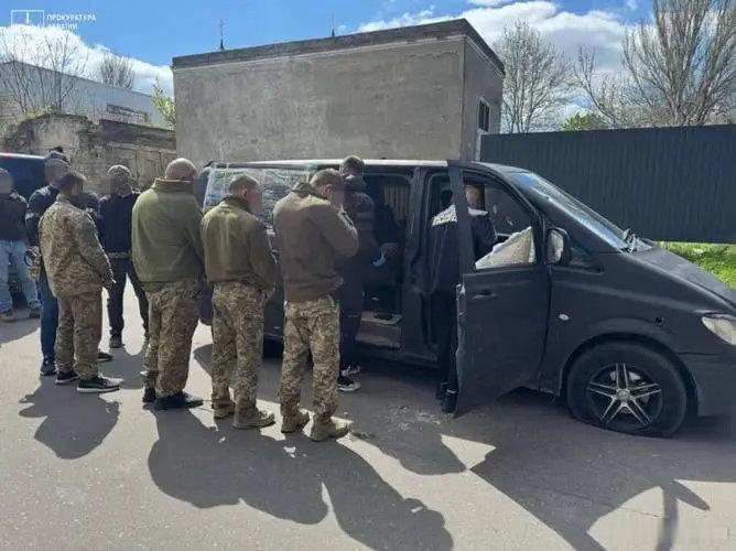 乌克兰爆发内乱，特种兵对征兵人员开火，车上搜出成捆的美元现金敖德萨街头发生了不知