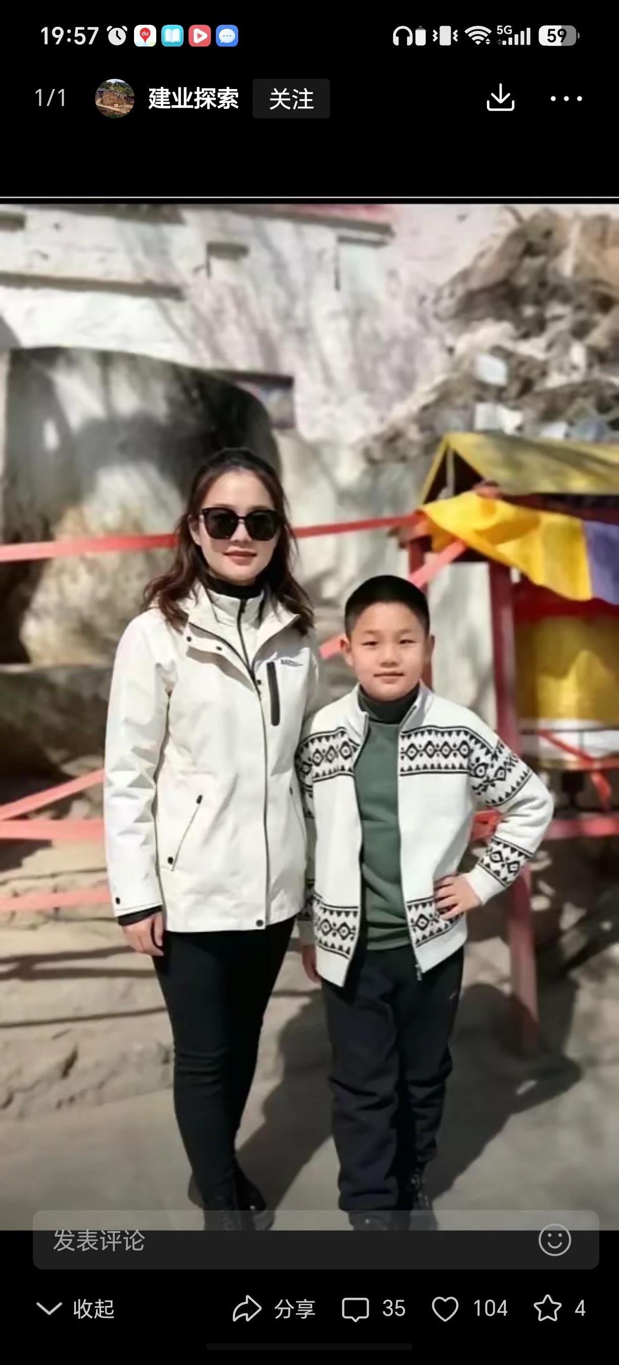 网友的深挖能力实在让人佩服，

一张合照直接戳穿了曹三姐长久以来的谎言。平日里一