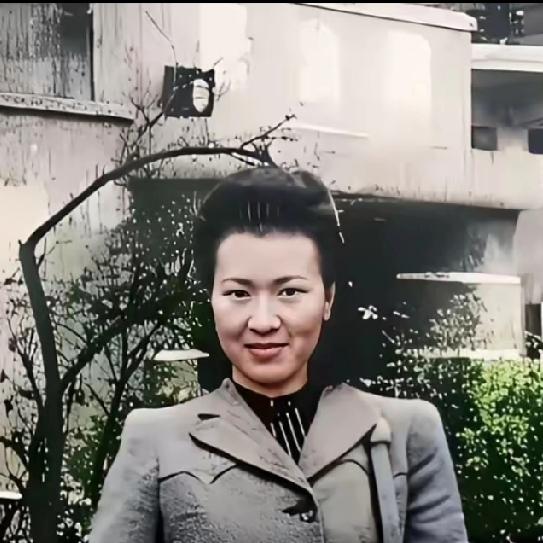 钱学森曾赞誉她为“熊猫真正的贵族”
，这位传奇女性便是李佩，被誉为“中科院最美的