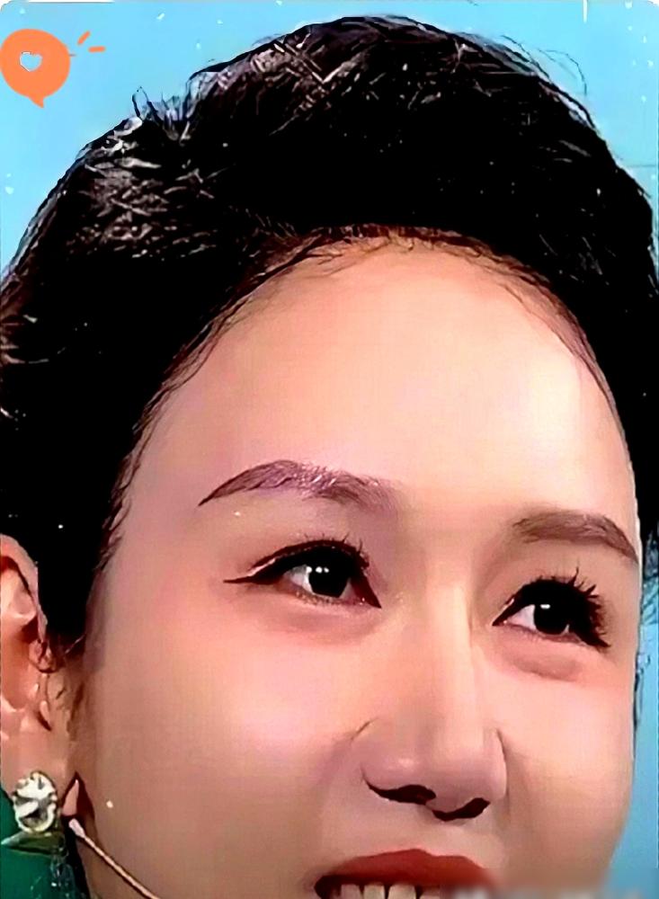 央视一姐龙洋撑不住了！春晚大幕刚落下，她竟直接瘫倒在尼格买提怀里，这是生理性的彻