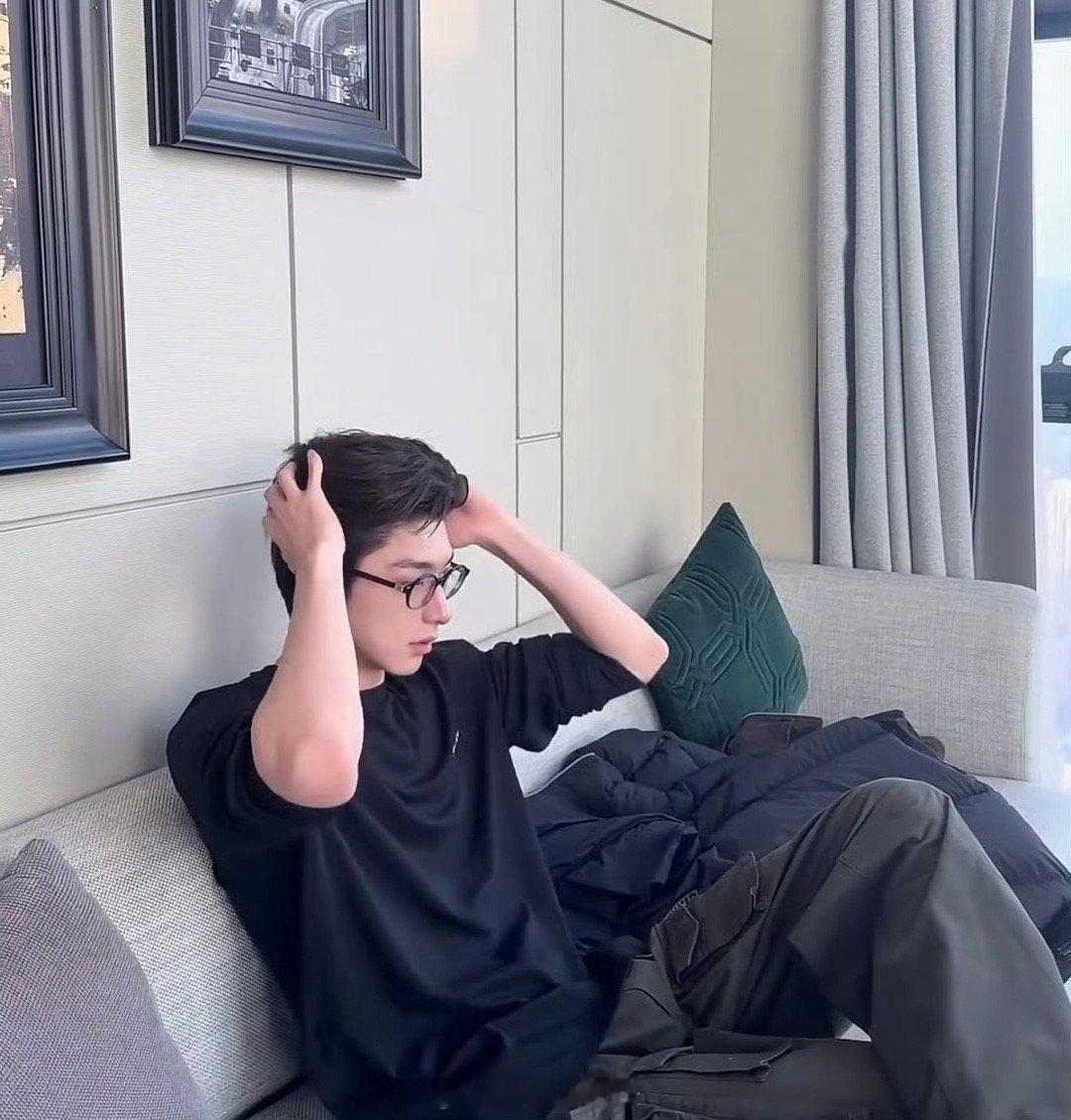 林一闺蜜我居然看到了林一的头顶 解锁林一的新角度：头顶视角！感谢工作人员把自拍杆