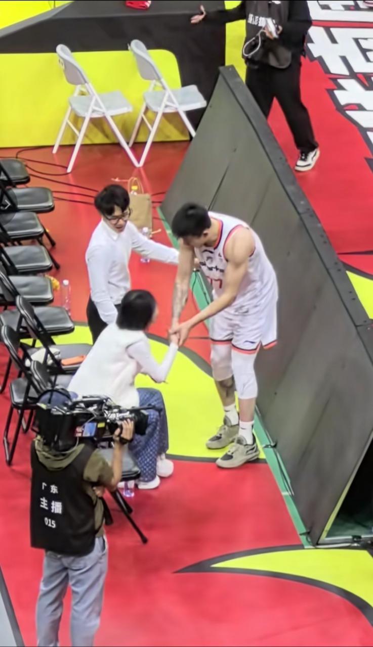 张镇麟还是听媳妇的话，加盟广东宏远男篮。那是你网爆开始的地方。不过现在关系网都打