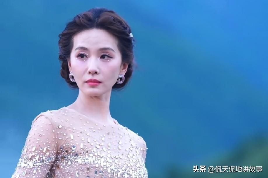 看刘诗诗VOGUE盛典现场状态，整个人的疲惫感特别明显。身形瘦得很明显，眼眶也有