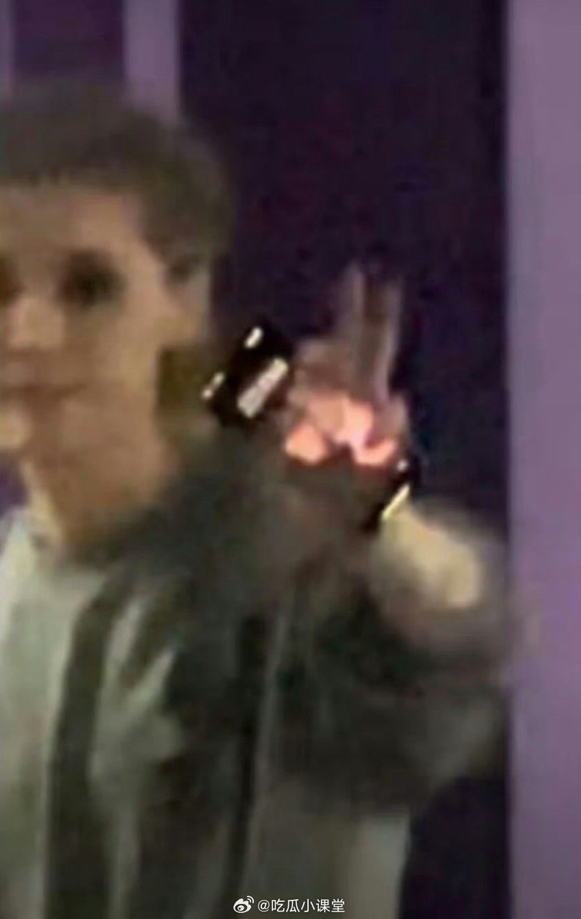 鹿晗屏保鹿晗用和关晓彤的合照做屏保一点也不奇怪呀，这两个人也没有官宣分手，我们的