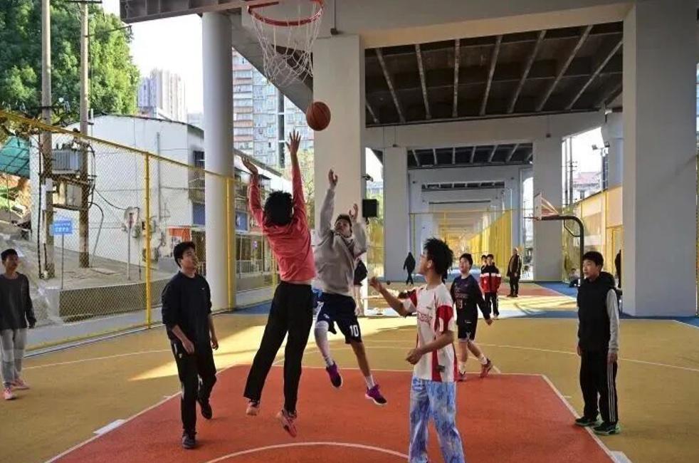 想打球找不到场地？以后在长沙，家门口的公园就能解决。2026年，长沙城管部门在全