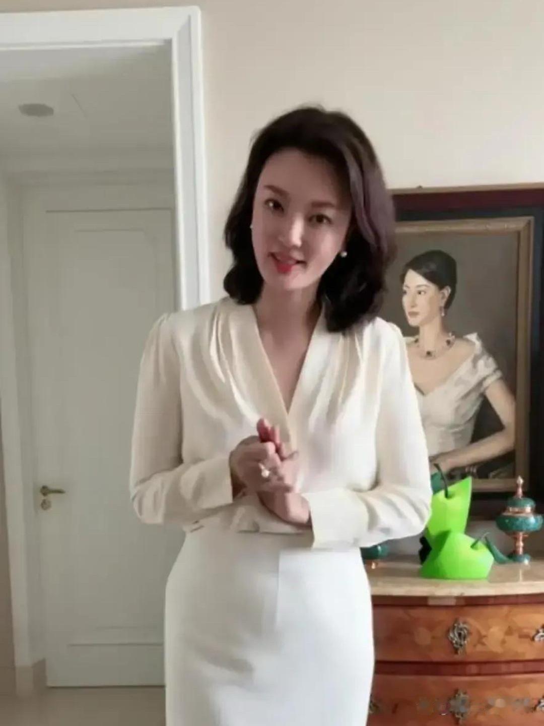 难怪刘芳菲被称作人间尤物！曾是央视春晚最美主持人，一袭白色包臀裙勾勒出凹凸有致的