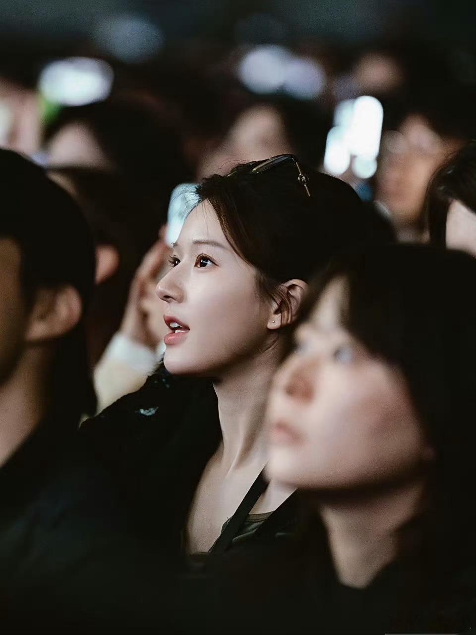 赵露思这侧脸怎么变的如此精致了 