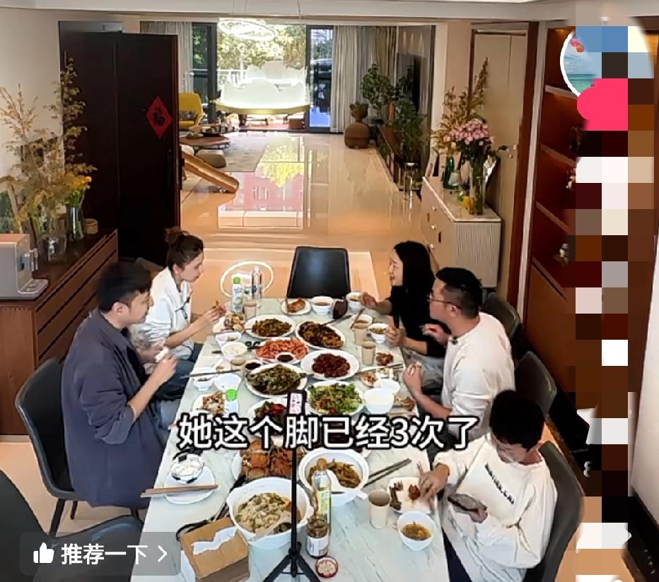 太惊喜啦！奥运冠军何可欣做客“小凤精致生活”，家庭互动温馨又真切！
近日，网红“