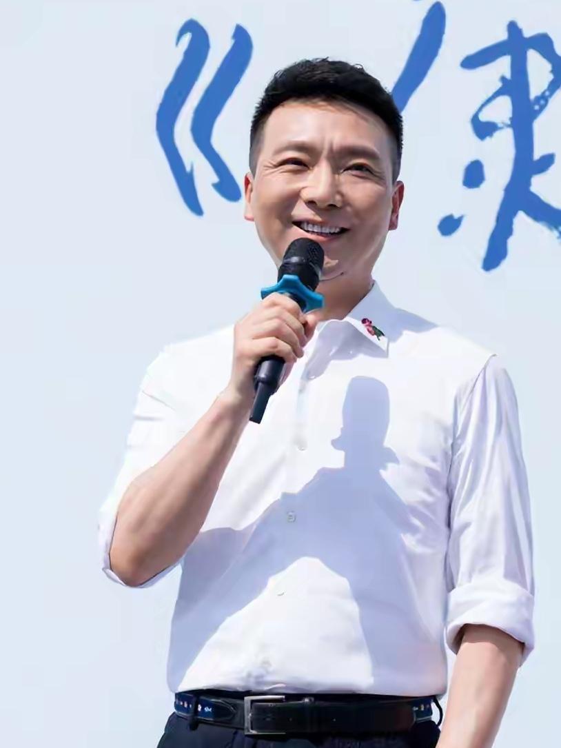 55岁康辉，褪去严肃，线下活动清爽又温和

印象中，康辉是《新闻联播》节目的男主