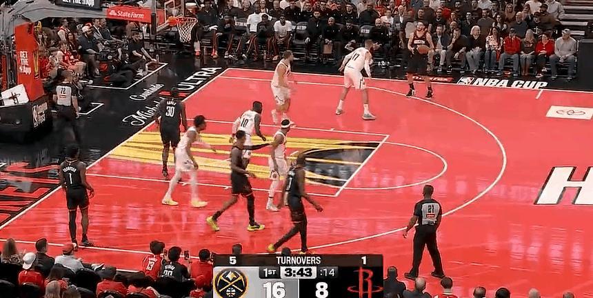 卡佩拉跳不动了，空接扣篮脖子上，别说不给机会了



卡佩拉真的不是当年那个饼皇