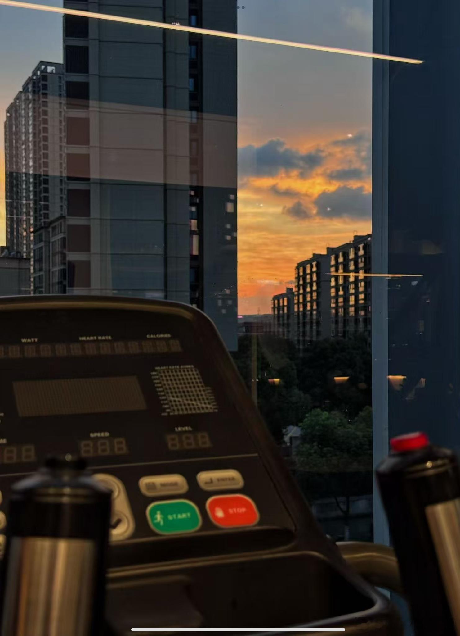 谁能拒绝夕阳下是跑步机呢？🌇  ​​​