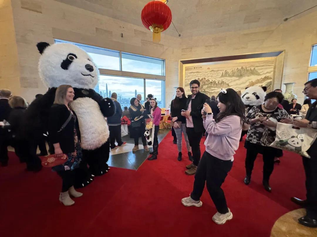 今晚在中国驻美大使馆的新春招待会开始前，使馆还特别安排了相关庆祝活动，引得外国友