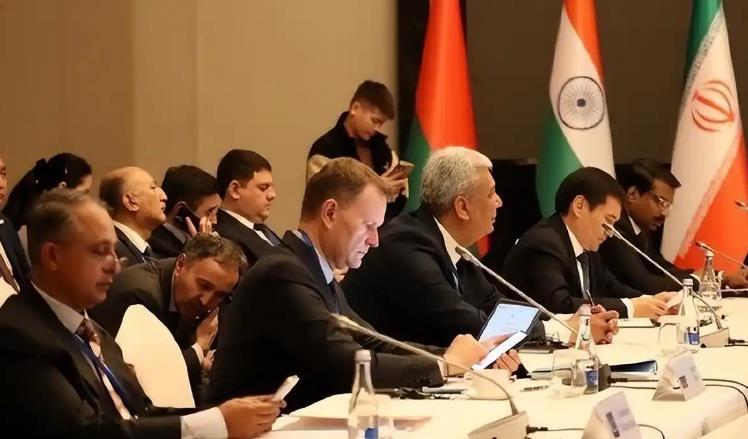 俄罗斯该醒醒了，别到时候让中亚年轻人讨厌你！
4月23日，比什凯克，上合组织交通